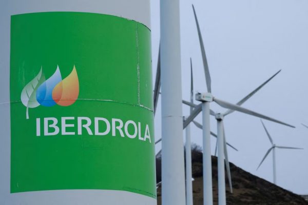 Logo perusahaan utilitas Spanyol Iberdrola ditampilkan di turbin angin di Gunung Oiz, dekat Durango, Spanyol. (Sumber: REUTERS/Vincent West)